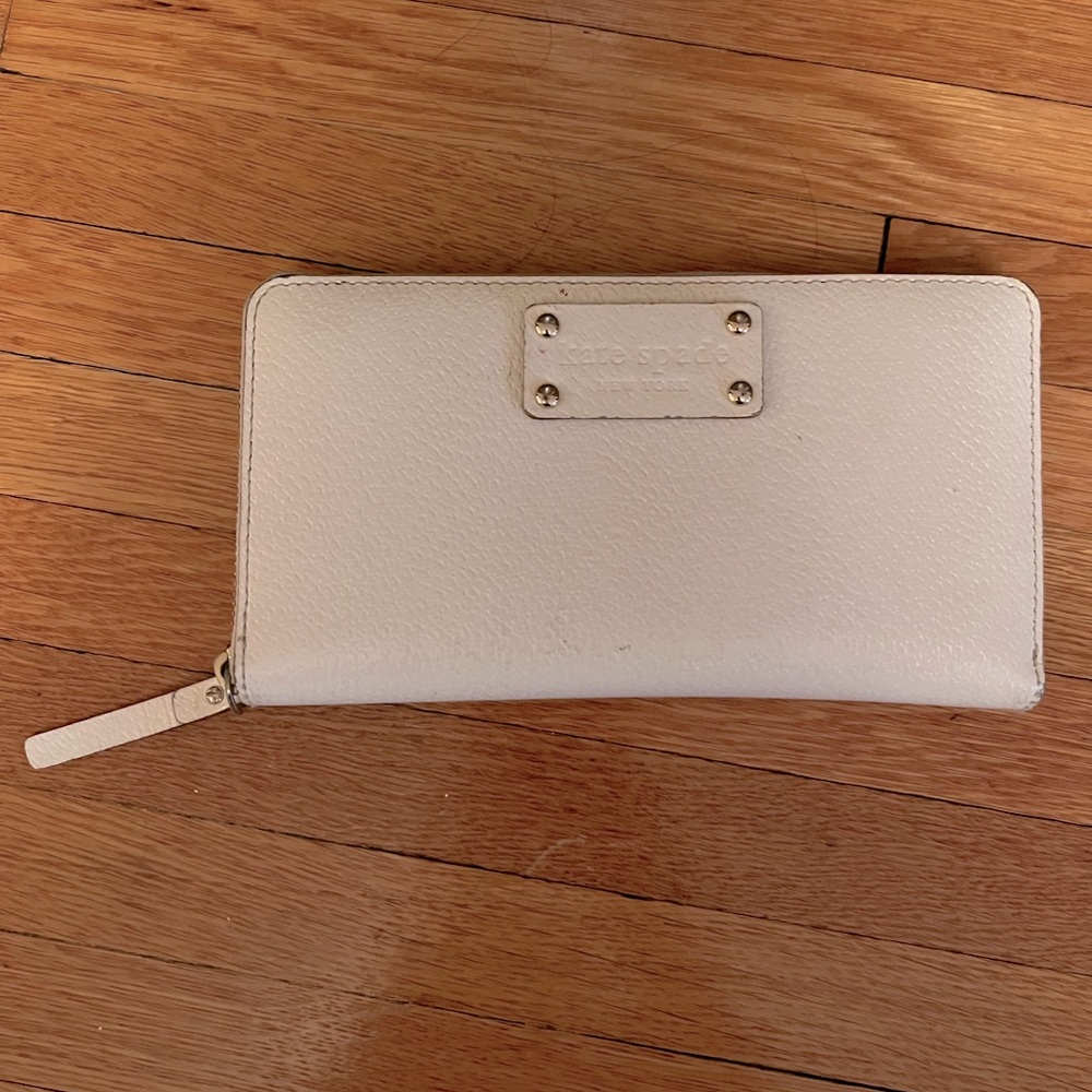 WHITE KADE SPADE WALLET. GREAT VONDITION.